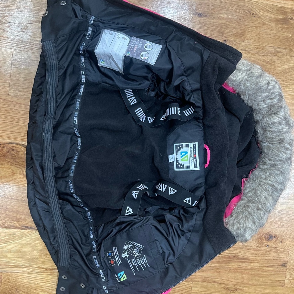 Noruk girls winter down filled coat. Size 2T but fits like 4T - Picture 6 of 7